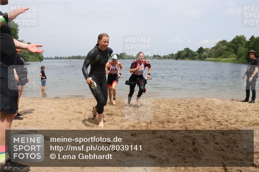 21.06.2025 - 27. Vierlanden-Triathlon Lena Gebhardt http://msf.ph/oto/8039141 15.06.2025 12:31:11 Schwimmen 1069, 1070, 1071, 1072 meine-sportfotos.de