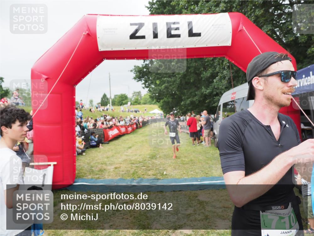 21.06.2025 - 27. Vierlanden-Triathlon MichiJ http://msf.ph/oto/8039142 15.06.2026 13:20:15 Ziel 710, 803 meine-sportfotos.de