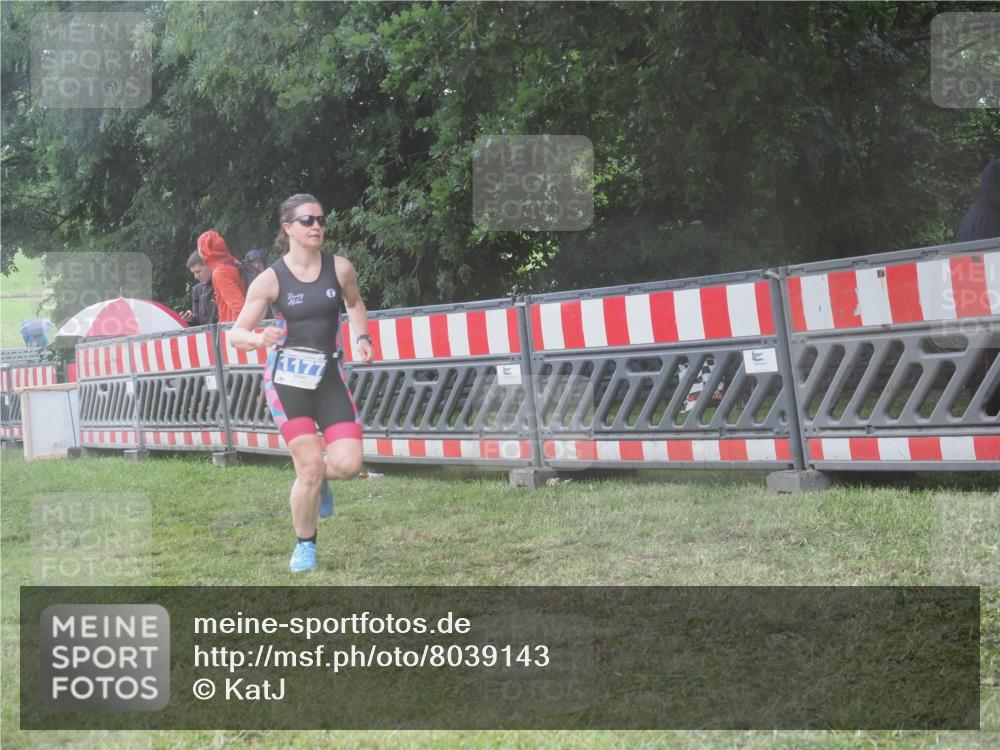 21.06.2025 - 27. Vierlanden-Triathlon KatJ http://msf.ph/oto/8039143 15.06.2025 14:22:27 Ziel 894, 1177 meine-sportfotos.de