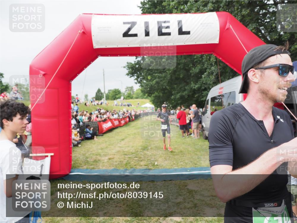 21.06.2025 - 27. Vierlanden-Triathlon MichiJ http://msf.ph/oto/8039145 15.06.2026 13:20:15 Ziel 710, 803 meine-sportfotos.de
