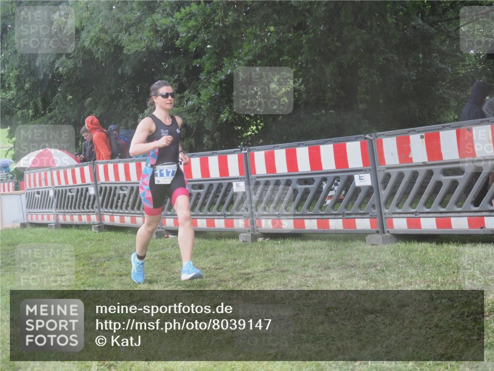 21.06.2025 - 27. Vierlanden-Triathlon KatJ http://msf.ph/oto/8039147 15.06.2025 14:22:27 Ziel 894, 1177 meine-sportfotos.de