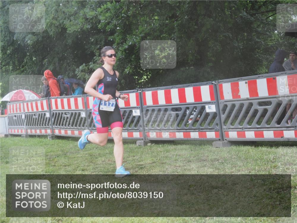 21.06.2025 - 27. Vierlanden-Triathlon KatJ http://msf.ph/oto/8039150 15.06.2025 14:22:27 Ziel 894, 1177 meine-sportfotos.de