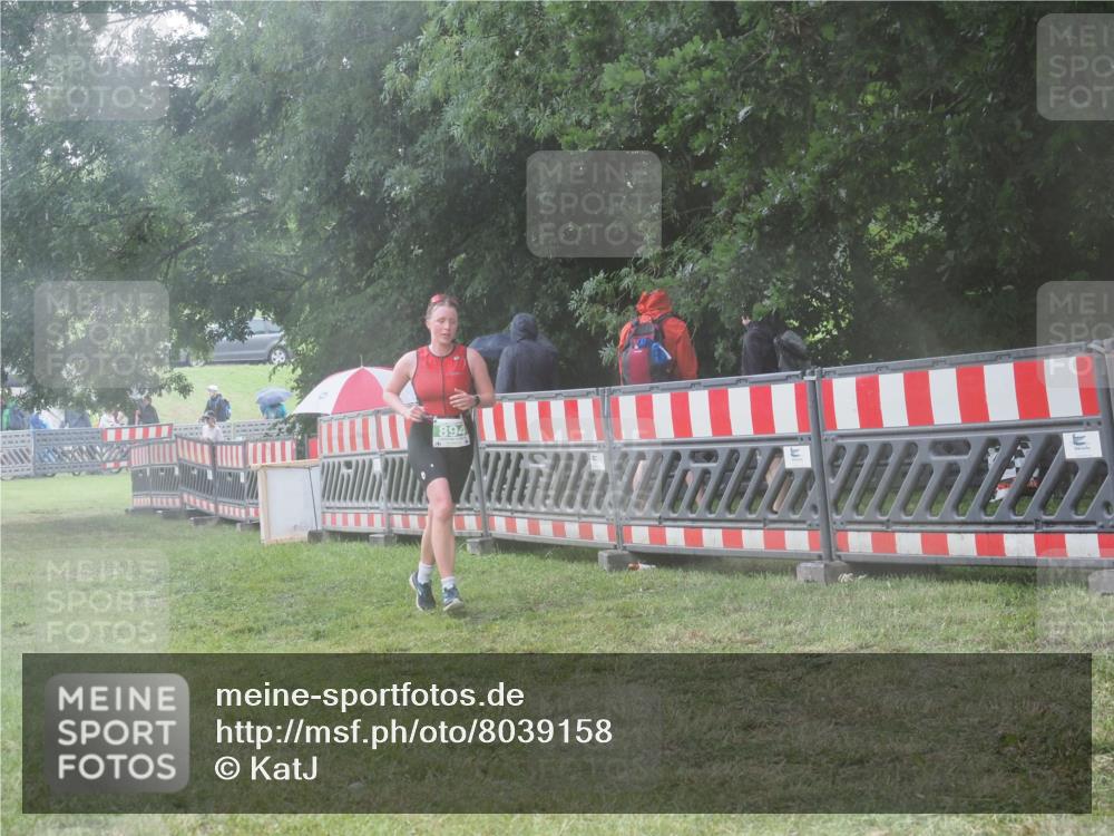 21.06.2025 - 27. Vierlanden-Triathlon KatJ http://msf.ph/oto/8039158 15.06.2025 14:22:33 Ziel 894 meine-sportfotos.de