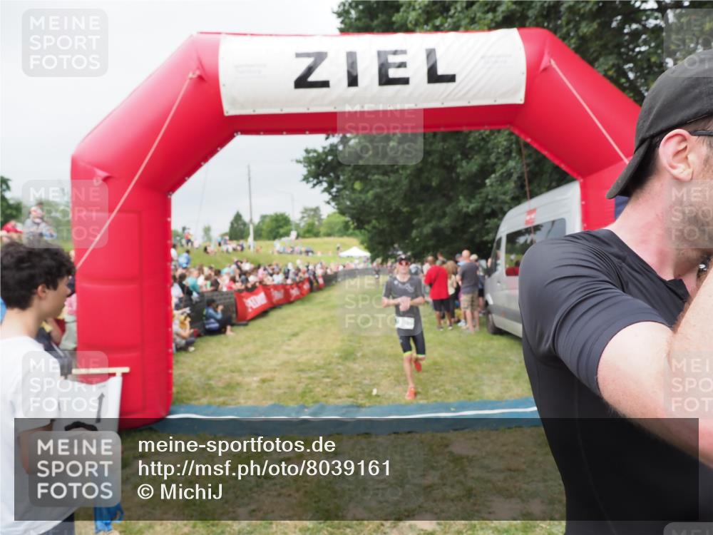 21.06.2025 - 27. Vierlanden-Triathlon MichiJ http://msf.ph/oto/8039161 15.06.2026 13:20:15 Ziel 710, 803 meine-sportfotos.de
