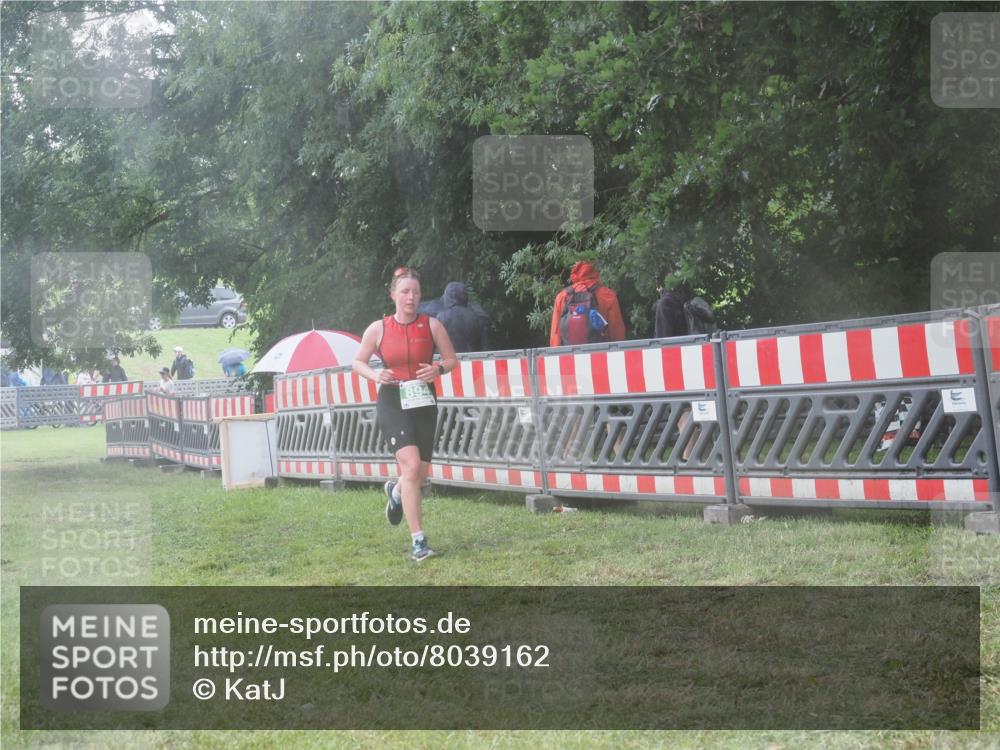 21.06.2025 - 27. Vierlanden-Triathlon KatJ http://msf.ph/oto/8039162 15.06.2025 14:22:33 Ziel 894 meine-sportfotos.de