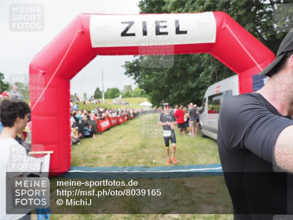 21.06.2025 - 27. Vierlanden-Triathlon MichiJ http://msf.ph/oto/8039165 15.06.2026 13:20:15 Ziel 710, 803 meine-sportfotos.de