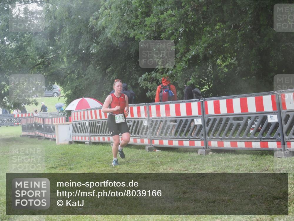 21.06.2025 - 27. Vierlanden-Triathlon KatJ http://msf.ph/oto/8039166 15.06.2025 14:22:34 Ziel 886, 894 meine-sportfotos.de