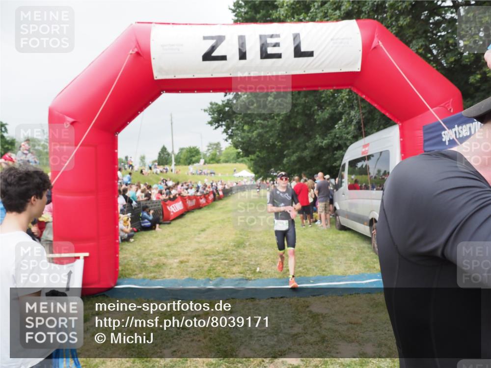 21.06.2025 - 27. Vierlanden-Triathlon MichiJ http://msf.ph/oto/8039171 15.06.2026 13:20:15 Ziel 710, 803 meine-sportfotos.de