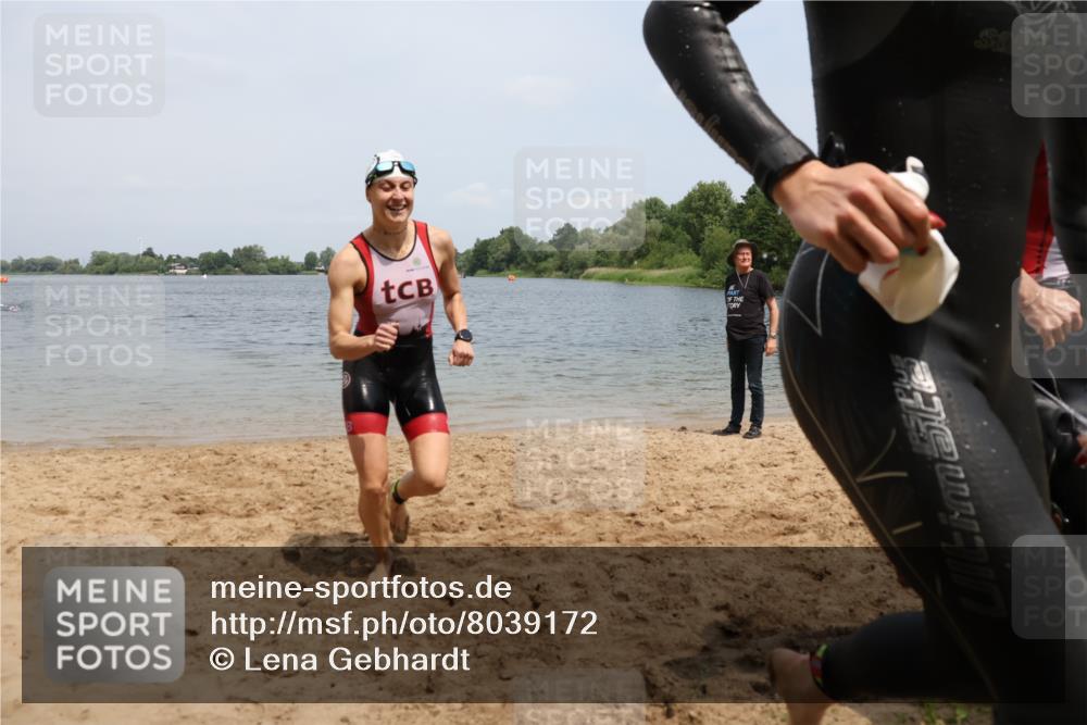 21.06.2025 - 27. Vierlanden-Triathlon Lena Gebhardt http://msf.ph/oto/8039172 15.06.2025 12:31:12 Schwimmen 1069, 1070, 1071, 1072 meine-sportfotos.de