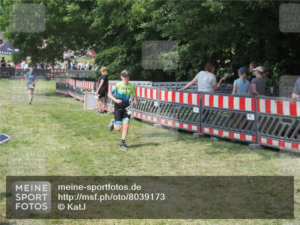 15.06.2025 - 27. Vierlanden-Triathlon KatJ http://msf.ph/oto/8039173 15.06.2025 11:35:19 Schwimmen  meine-sportfotos.de