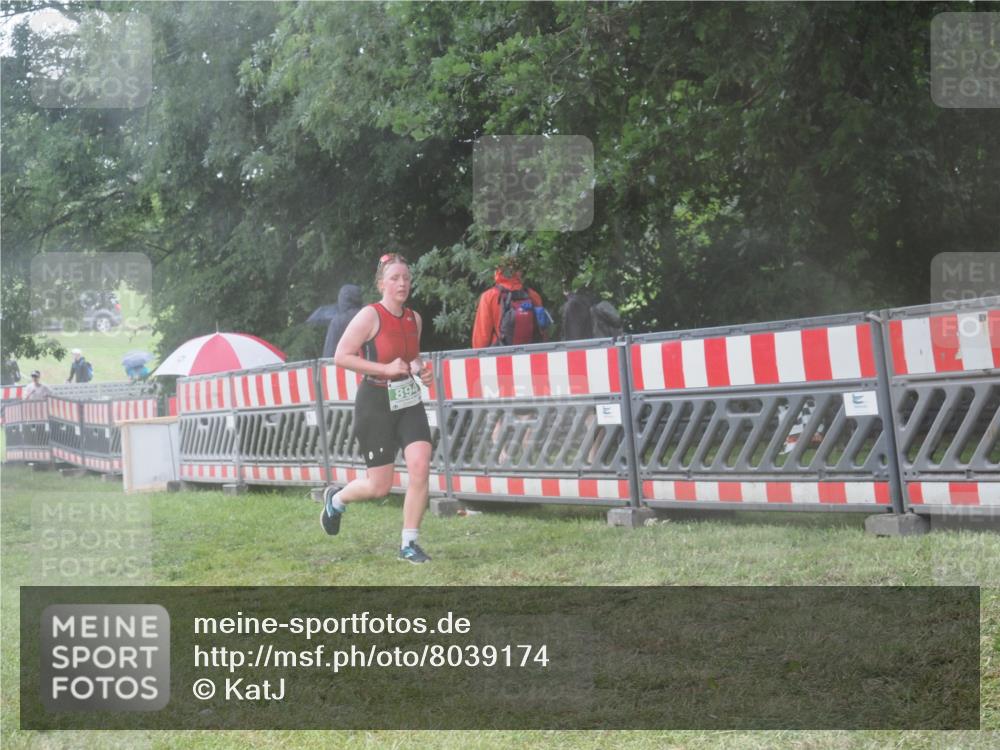 21.06.2025 - 27. Vierlanden-Triathlon KatJ http://msf.ph/oto/8039174 15.06.2025 14:22:34 Ziel 886, 894 meine-sportfotos.de