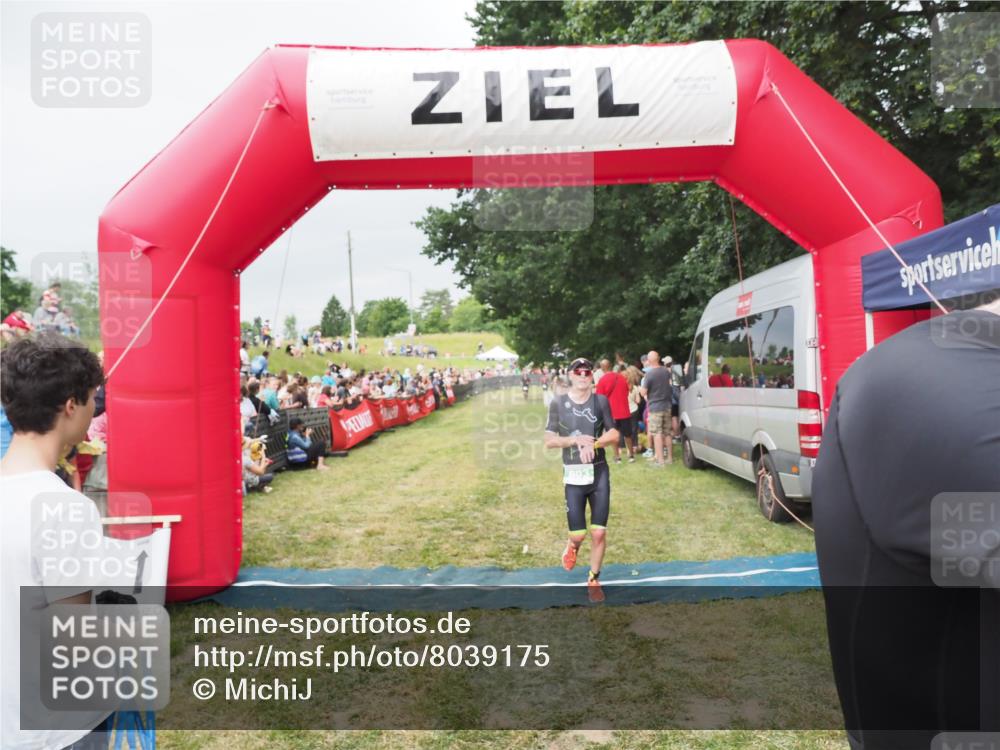 21.06.2025 - 27. Vierlanden-Triathlon MichiJ http://msf.ph/oto/8039175 15.06.2026 13:20:16 Ziel 710, 803 meine-sportfotos.de