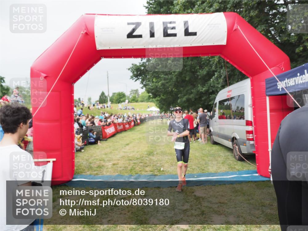 21.06.2025 - 27. Vierlanden-Triathlon MichiJ http://msf.ph/oto/8039180 15.06.2026 13:20:16 Ziel 710, 803 meine-sportfotos.de