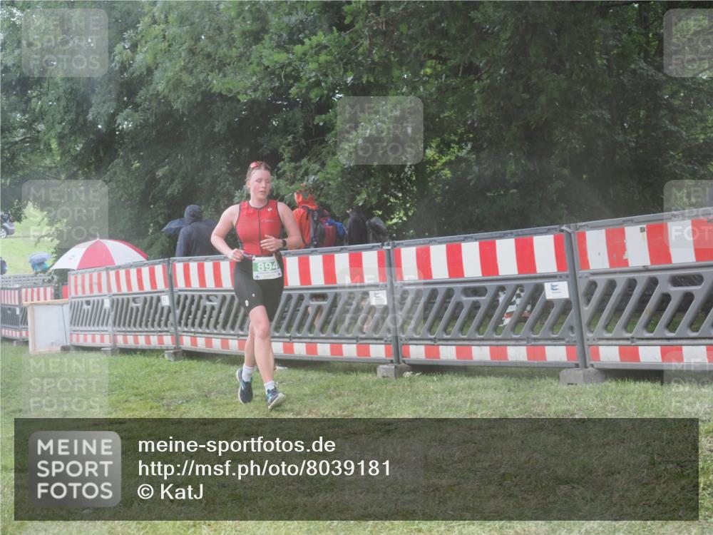 21.06.2025 - 27. Vierlanden-Triathlon KatJ http://msf.ph/oto/8039181 15.06.2025 14:22:34 Ziel 886, 894 meine-sportfotos.de