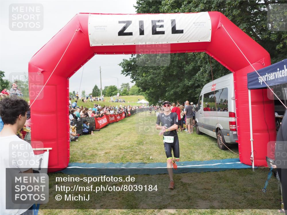 21.06.2025 - 27. Vierlanden-Triathlon MichiJ http://msf.ph/oto/8039184 15.06.2026 13:20:16 Ziel 710, 803 meine-sportfotos.de