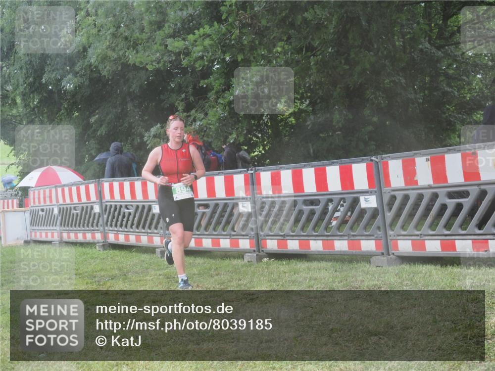 21.06.2025 - 27. Vierlanden-Triathlon KatJ http://msf.ph/oto/8039185 15.06.2025 14:22:34 Ziel 886, 894 meine-sportfotos.de