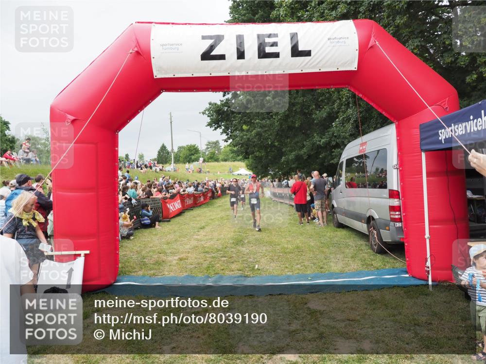 21.06.2025 - 27. Vierlanden-Triathlon MichiJ http://msf.ph/oto/8039190 15.06.2026 13:20:23 Ziel 741, 803, 840 meine-sportfotos.de