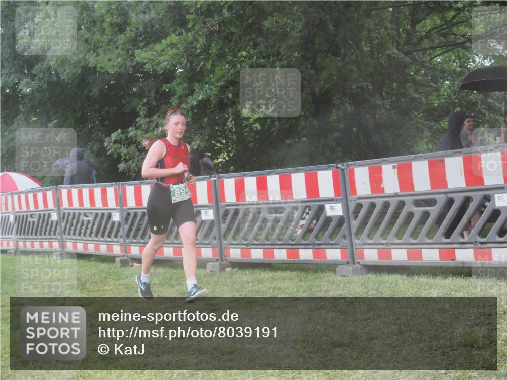 21.06.2025 - 27. Vierlanden-Triathlon KatJ http://msf.ph/oto/8039191 15.06.2025 14:22:34 Ziel 886, 894 meine-sportfotos.de