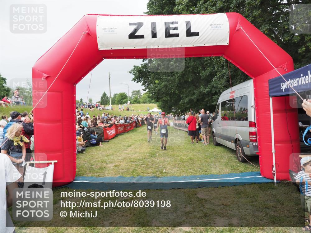 21.06.2025 - 27. Vierlanden-Triathlon MichiJ http://msf.ph/oto/8039198 15.06.2026 13:20:24 Ziel 641, 741, 840 meine-sportfotos.de