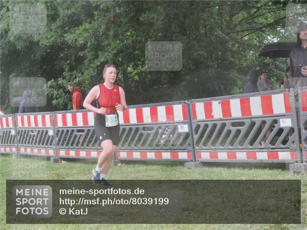 21.06.2025 - 27. Vierlanden-Triathlon KatJ http://msf.ph/oto/8039199 15.06.2025 14:22:35 Ziel 886, 894 meine-sportfotos.de
