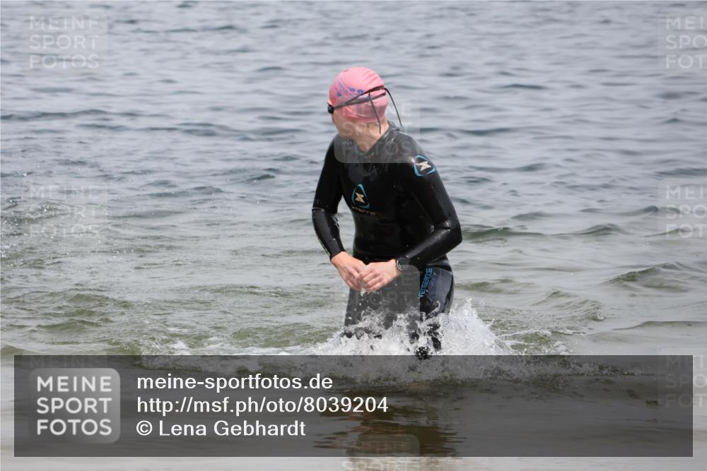 21.06.2025 - 27. Vierlanden-Triathlon Lena Gebhardt http://msf.ph/oto/8039204 15.06.2025 12:31:55 Schwimmen 1078, 1079, 1080 meine-sportfotos.de