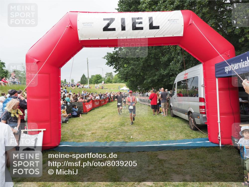 21.06.2025 - 27. Vierlanden-Triathlon MichiJ http://msf.ph/oto/8039205 15.06.2026 13:20:24 Ziel 641, 741, 840 meine-sportfotos.de