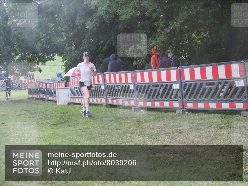 21.06.2025 - 27. Vierlanden-Triathlon KatJ http://msf.ph/oto/8039206 15.06.2025 14:22:43 Ziel 886, 1317 meine-sportfotos.de