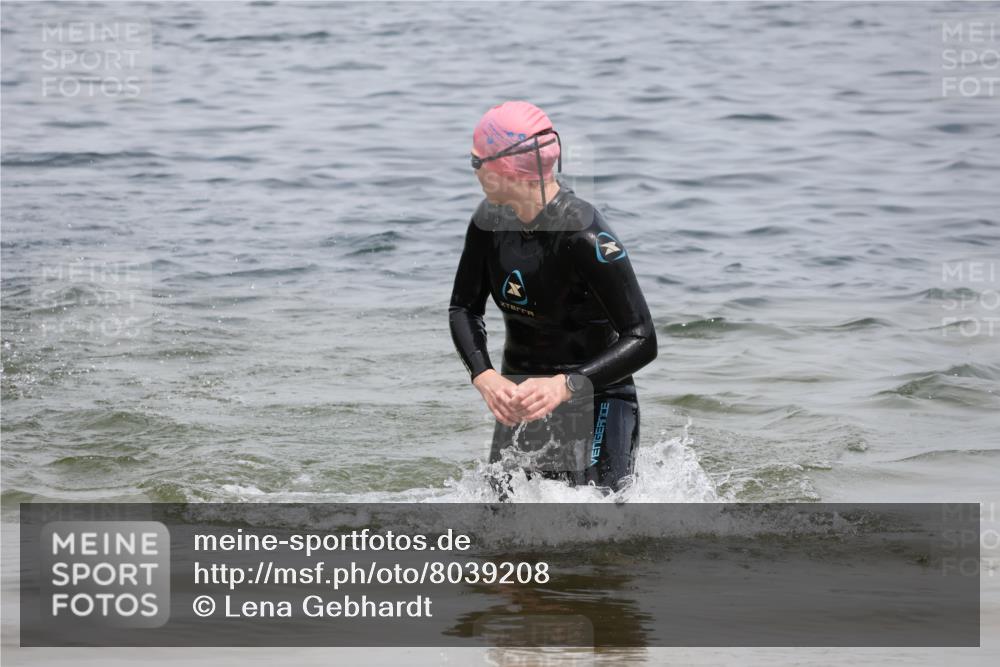21.06.2025 - 27. Vierlanden-Triathlon Lena Gebhardt http://msf.ph/oto/8039208 15.06.2025 12:31:55 Schwimmen 1078, 1079, 1080 meine-sportfotos.de