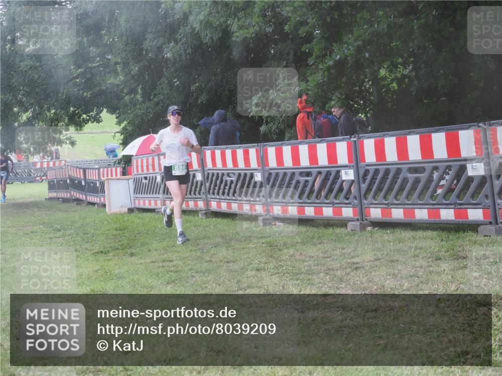 21.06.2025 - 27. Vierlanden-Triathlon KatJ http://msf.ph/oto/8039209 15.06.2025 14:22:43 Ziel 886, 1317 meine-sportfotos.de