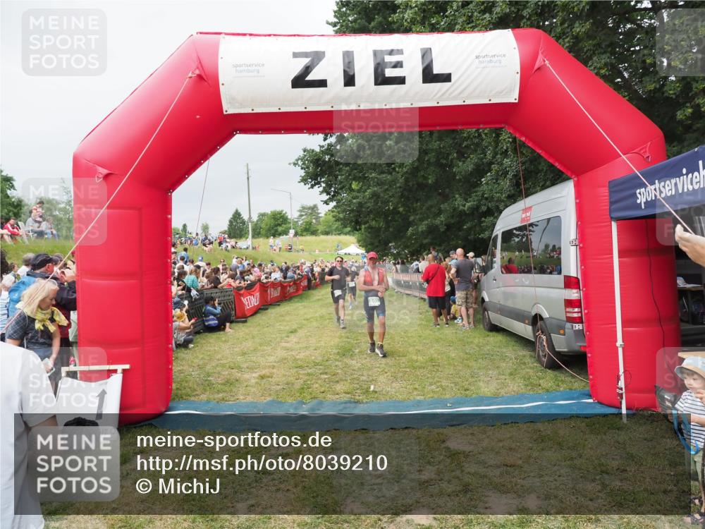 21.06.2025 - 27. Vierlanden-Triathlon MichiJ http://msf.ph/oto/8039210 15.06.2026 13:20:24 Ziel 641, 741, 840 meine-sportfotos.de