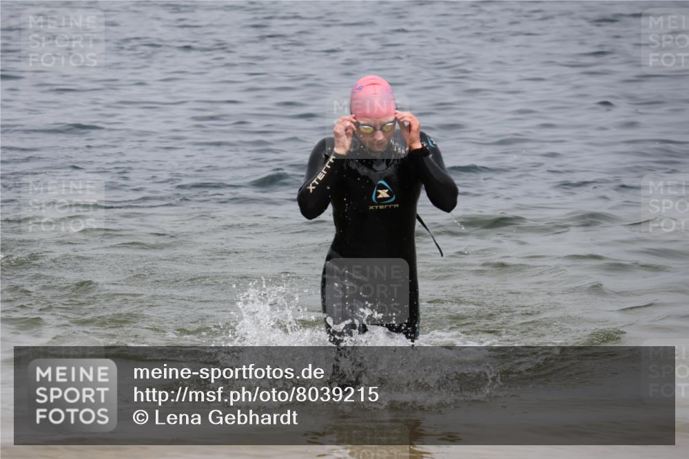 21.06.2025 - 27. Vierlanden-Triathlon Lena Gebhardt http://msf.ph/oto/8039215 15.06.2025 12:31:55 Schwimmen 1078, 1079, 1080 meine-sportfotos.de