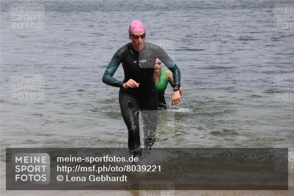 21.06.2025 - 27. Vierlanden-Triathlon Lena Gebhardt http://msf.ph/oto/8039221 15.06.2025 12:31:56 Schwimmen 1078, 1079, 1080 meine-sportfotos.de