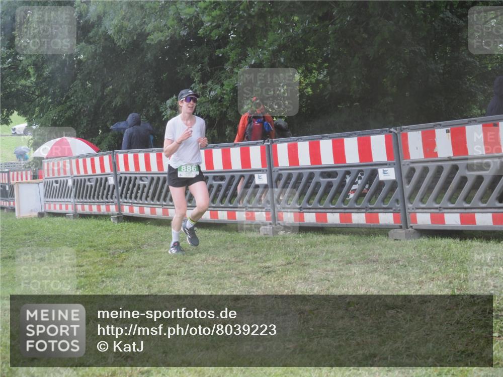 21.06.2025 - 27. Vierlanden-Triathlon KatJ http://msf.ph/oto/8039223 15.06.2025 14:22:43 Ziel 886, 1317 meine-sportfotos.de