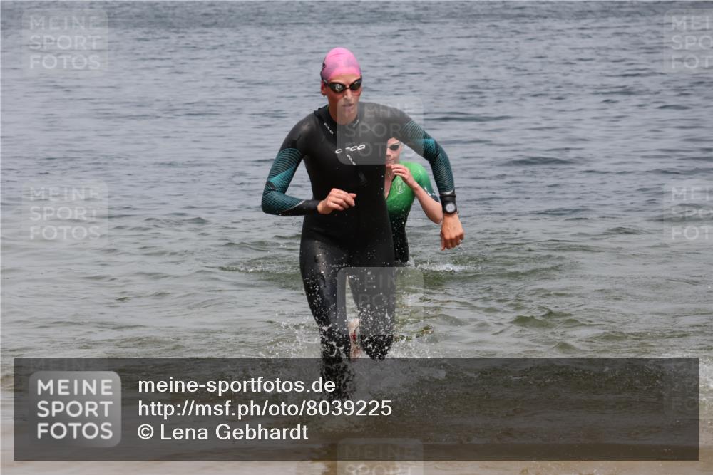 21.06.2025 - 27. Vierlanden-Triathlon Lena Gebhardt http://msf.ph/oto/8039225 15.06.2025 12:31:57 Schwimmen 1078, 1079, 1080 meine-sportfotos.de
