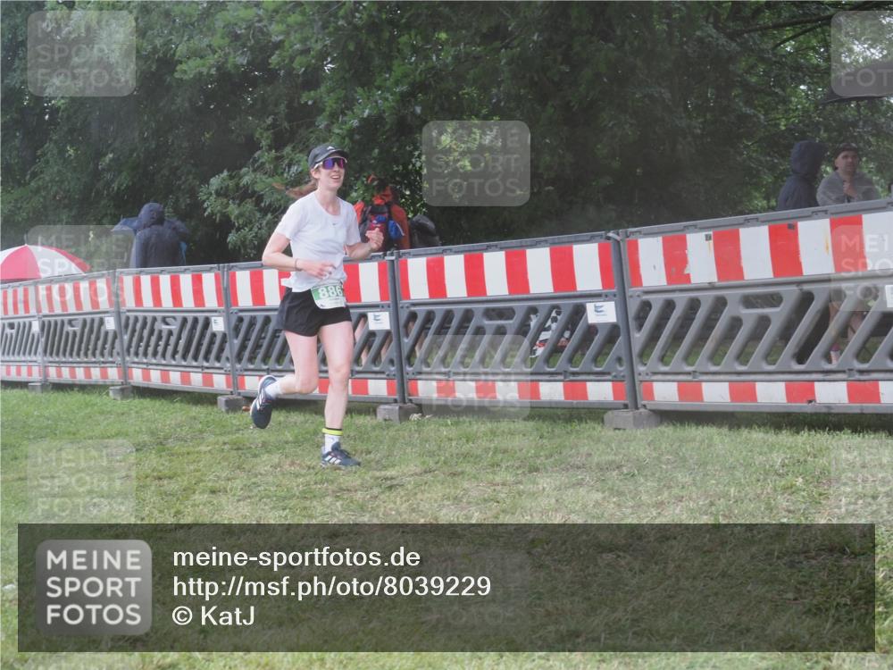 21.06.2025 - 27. Vierlanden-Triathlon KatJ http://msf.ph/oto/8039229 15.06.2025 14:22:44 Ziel 886, 1317 meine-sportfotos.de