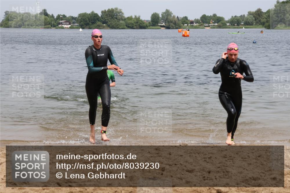 21.06.2025 - 27. Vierlanden-Triathlon Lena Gebhardt http://msf.ph/oto/8039230 15.06.2025 12:31:58 Schwimmen 1078, 1079, 1080 meine-sportfotos.de