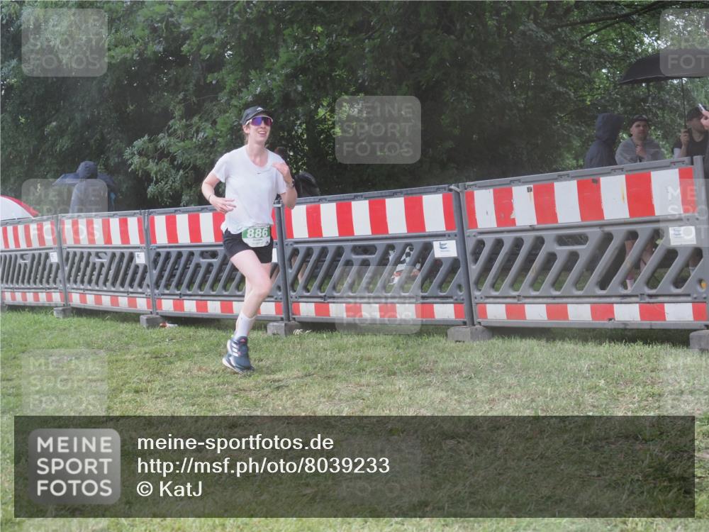 21.06.2025 - 27. Vierlanden-Triathlon KatJ http://msf.ph/oto/8039233 15.06.2025 14:22:44 Ziel 886, 1317 meine-sportfotos.de