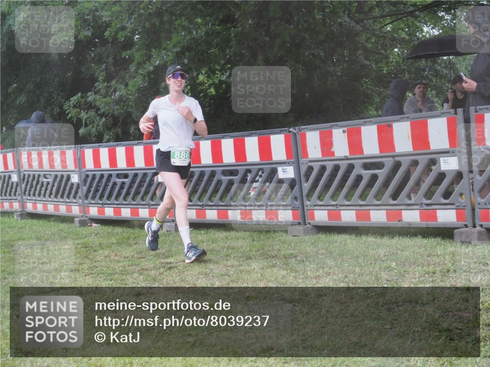 21.06.2025 - 27. Vierlanden-Triathlon KatJ http://msf.ph/oto/8039237 15.06.2025 14:22:44 Ziel 886, 1317 meine-sportfotos.de