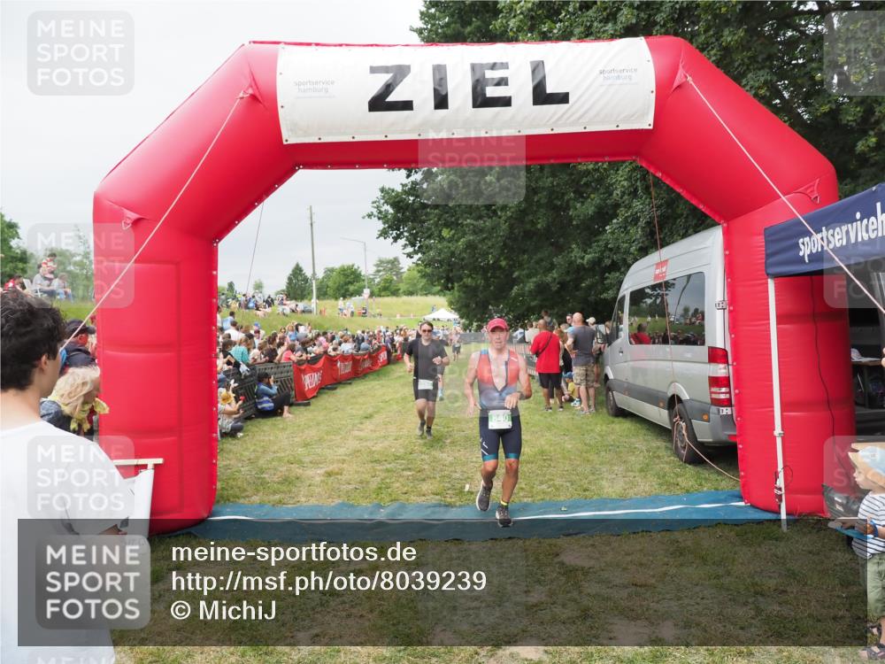 21.06.2025 - 27. Vierlanden-Triathlon MichiJ http://msf.ph/oto/8039239 15.06.2026 13:20:25 Ziel 641, 678, 741, 840 meine-sportfotos.de