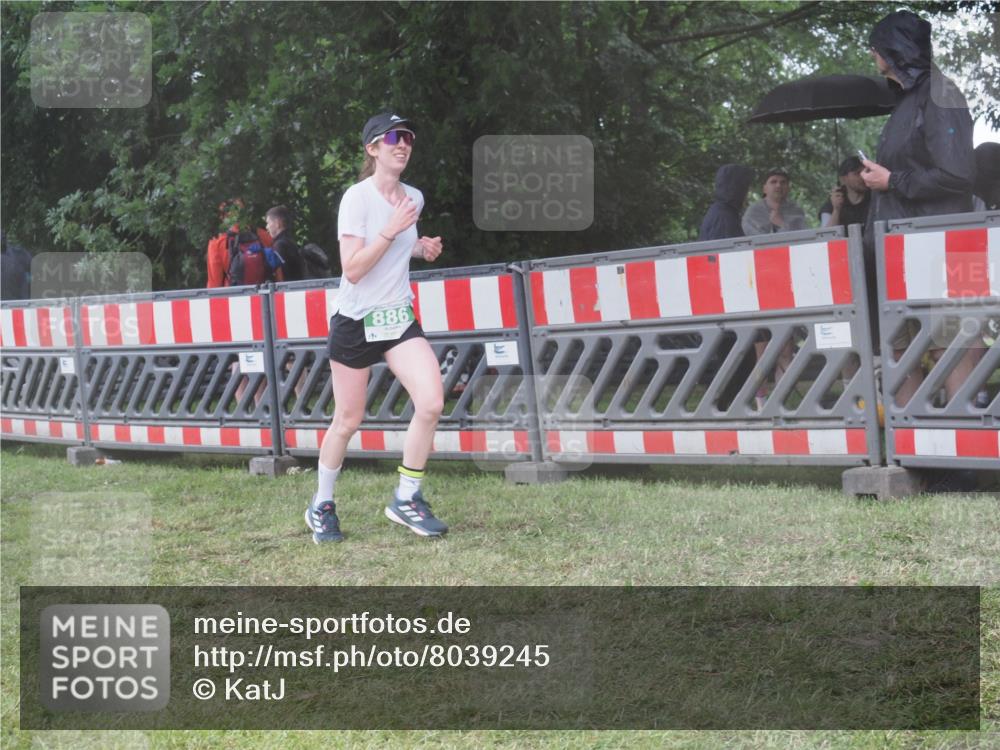 21.06.2025 - 27. Vierlanden-Triathlon KatJ http://msf.ph/oto/8039245 15.06.2025 14:22:44 Ziel 886, 1317 meine-sportfotos.de