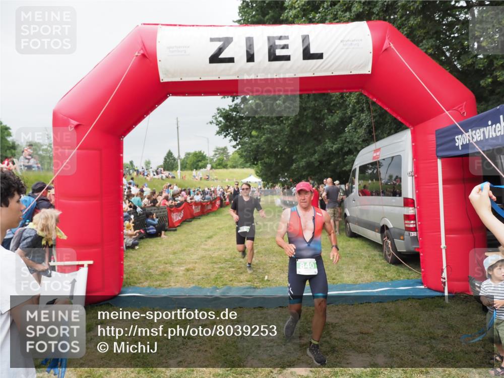 21.06.2025 - 27. Vierlanden-Triathlon MichiJ http://msf.ph/oto/8039253 15.06.2026 13:20:26 Ziel 641, 678, 741, 840 meine-sportfotos.de