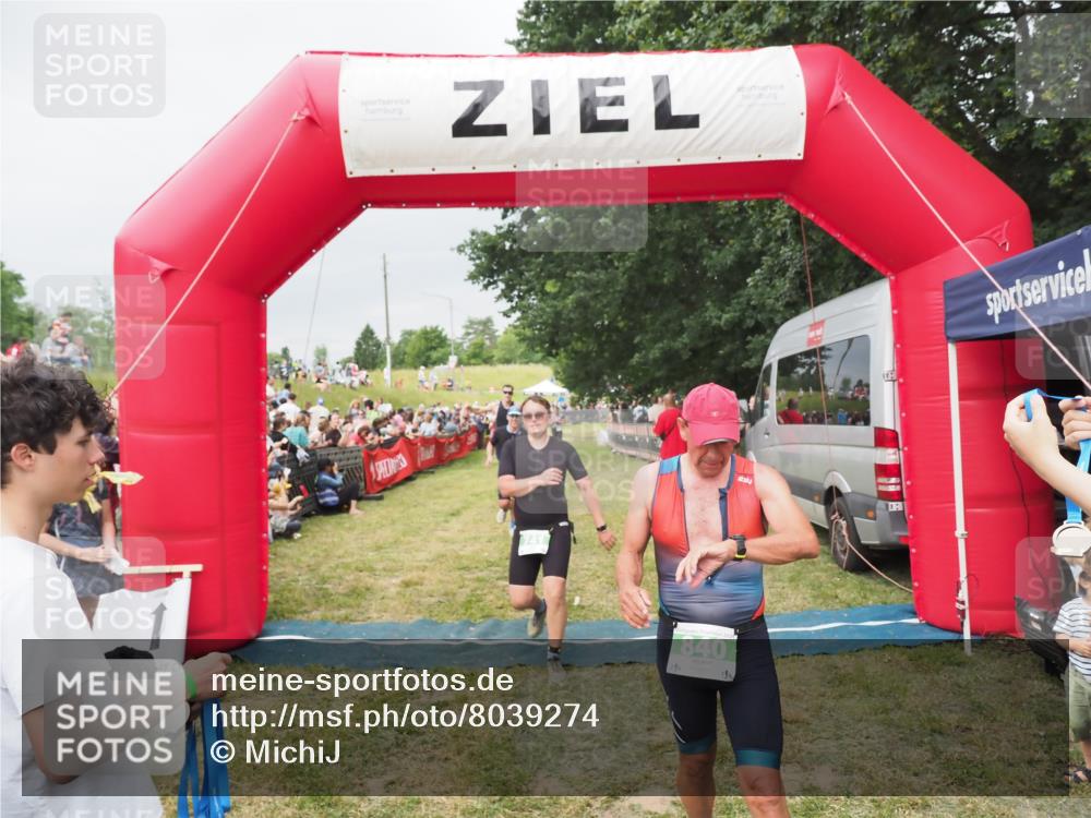 21.06.2025 - 27. Vierlanden-Triathlon MichiJ http://msf.ph/oto/8039274 15.06.2026 13:20:27 Ziel 641, 678, 741, 840 meine-sportfotos.de