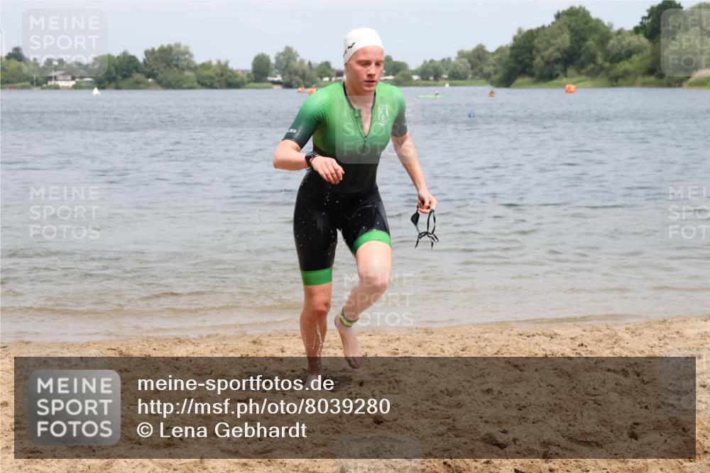 21.06.2025 - 27. Vierlanden-Triathlon Lena Gebhardt http://msf.ph/oto/8039280 15.06.2025 12:32:02 Schwimmen 1078, 1079, 1080 meine-sportfotos.de
