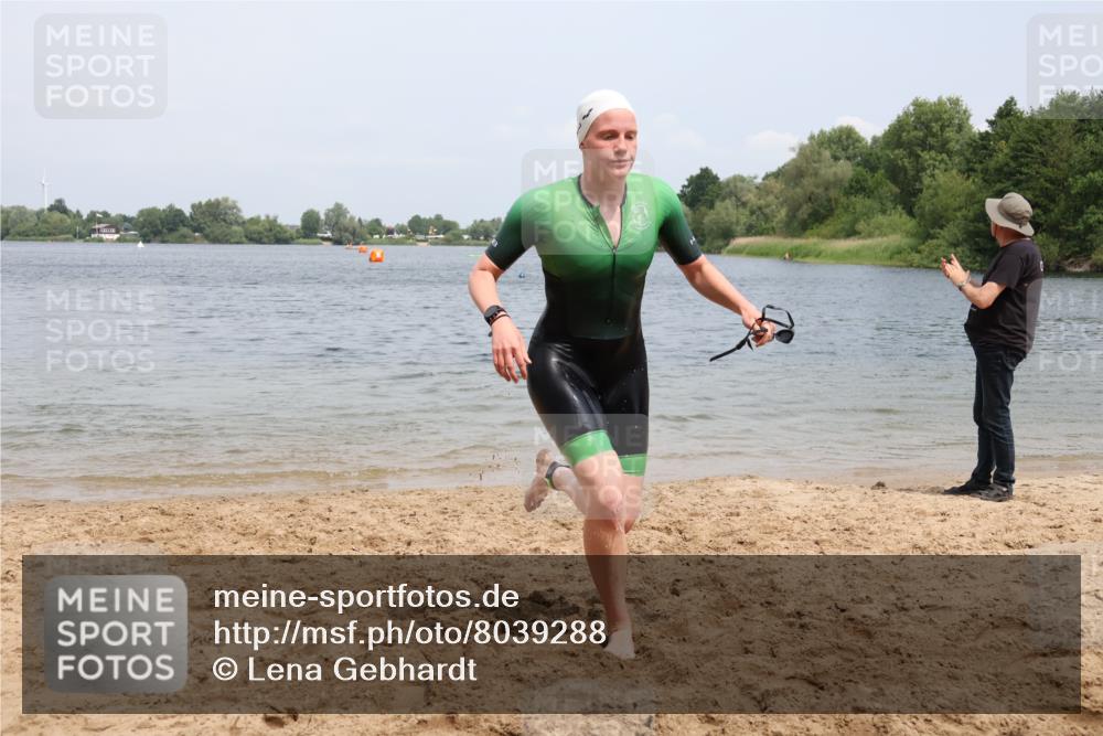 21.06.2025 - 27. Vierlanden-Triathlon Lena Gebhardt http://msf.ph/oto/8039288 15.06.2025 12:32:02 Schwimmen 1078, 1079, 1080 meine-sportfotos.de