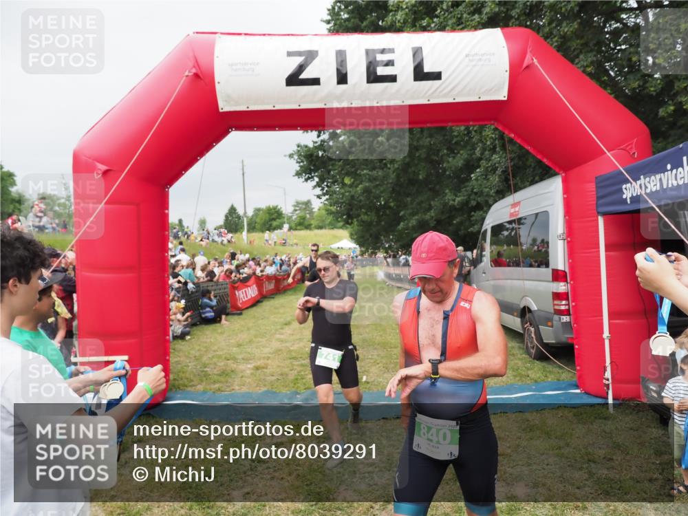21.06.2025 - 27. Vierlanden-Triathlon MichiJ http://msf.ph/oto/8039291 15.06.2026 13:20:27 Ziel 641, 678, 741, 840 meine-sportfotos.de