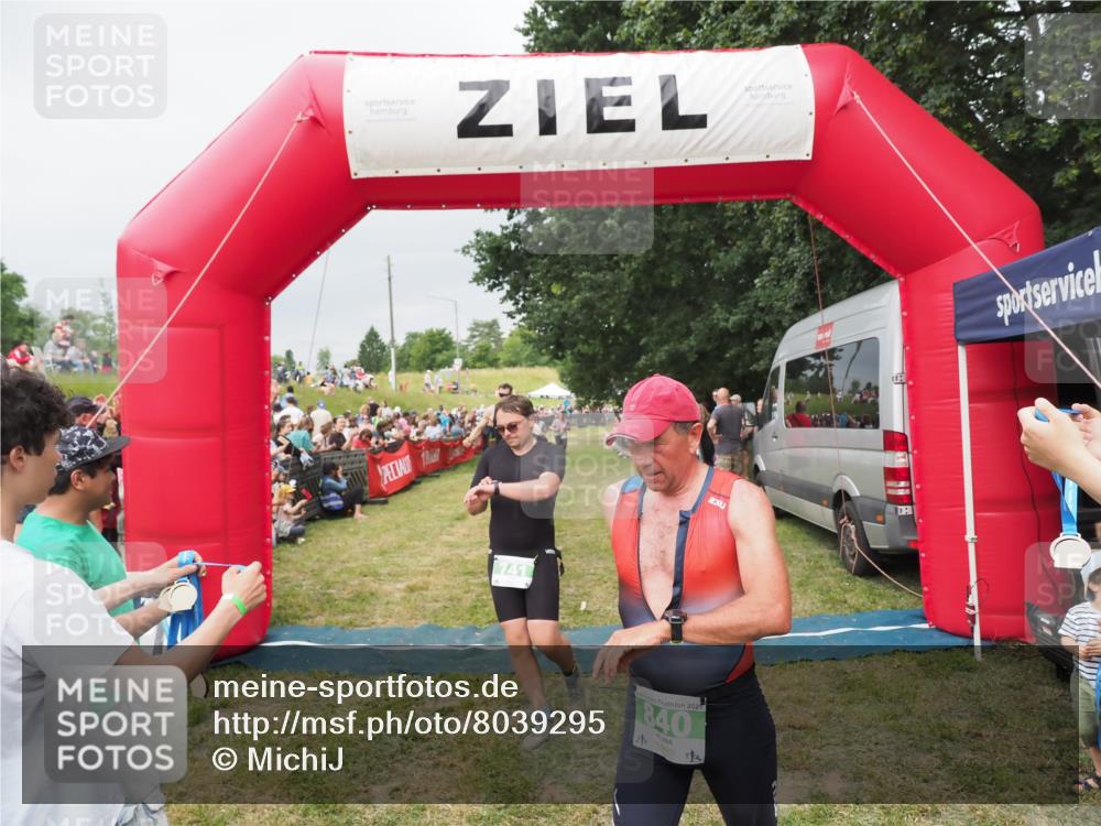 21.06.2025 - 27. Vierlanden-Triathlon MichiJ http://msf.ph/oto/8039295 15.06.2026 13:20:27 Ziel 641, 678, 741, 840 meine-sportfotos.de