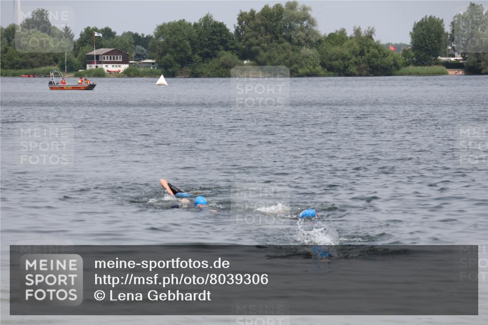 21.06.2025 - 27. Vierlanden-Triathlon Lena Gebhardt http://msf.ph/oto/8039306 15.06.2025 12:34:16 Schwimmen  meine-sportfotos.de