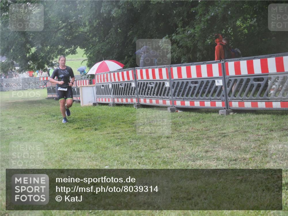 21.06.2025 - 27. Vierlanden-Triathlon KatJ http://msf.ph/oto/8039314 15.06.2025 14:22:56 Ziel 1202, 1270 meine-sportfotos.de