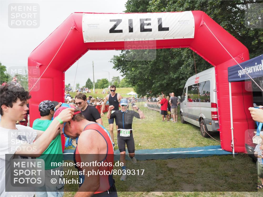 21.06.2025 - 27. Vierlanden-Triathlon MichiJ http://msf.ph/oto/8039317 15.06.2026 13:20:28 Ziel 641, 678, 741, 840 meine-sportfotos.de