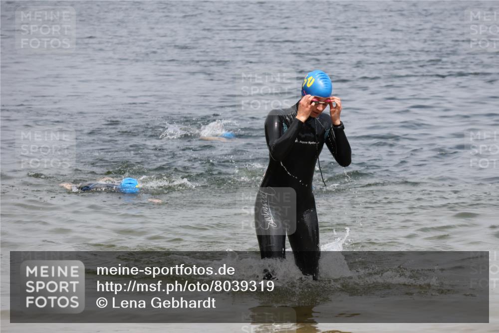 21.06.2025 - 27. Vierlanden-Triathlon Lena Gebhardt http://msf.ph/oto/8039319 15.06.2025 12:34:25 Schwimmen 1085, 1086 meine-sportfotos.de